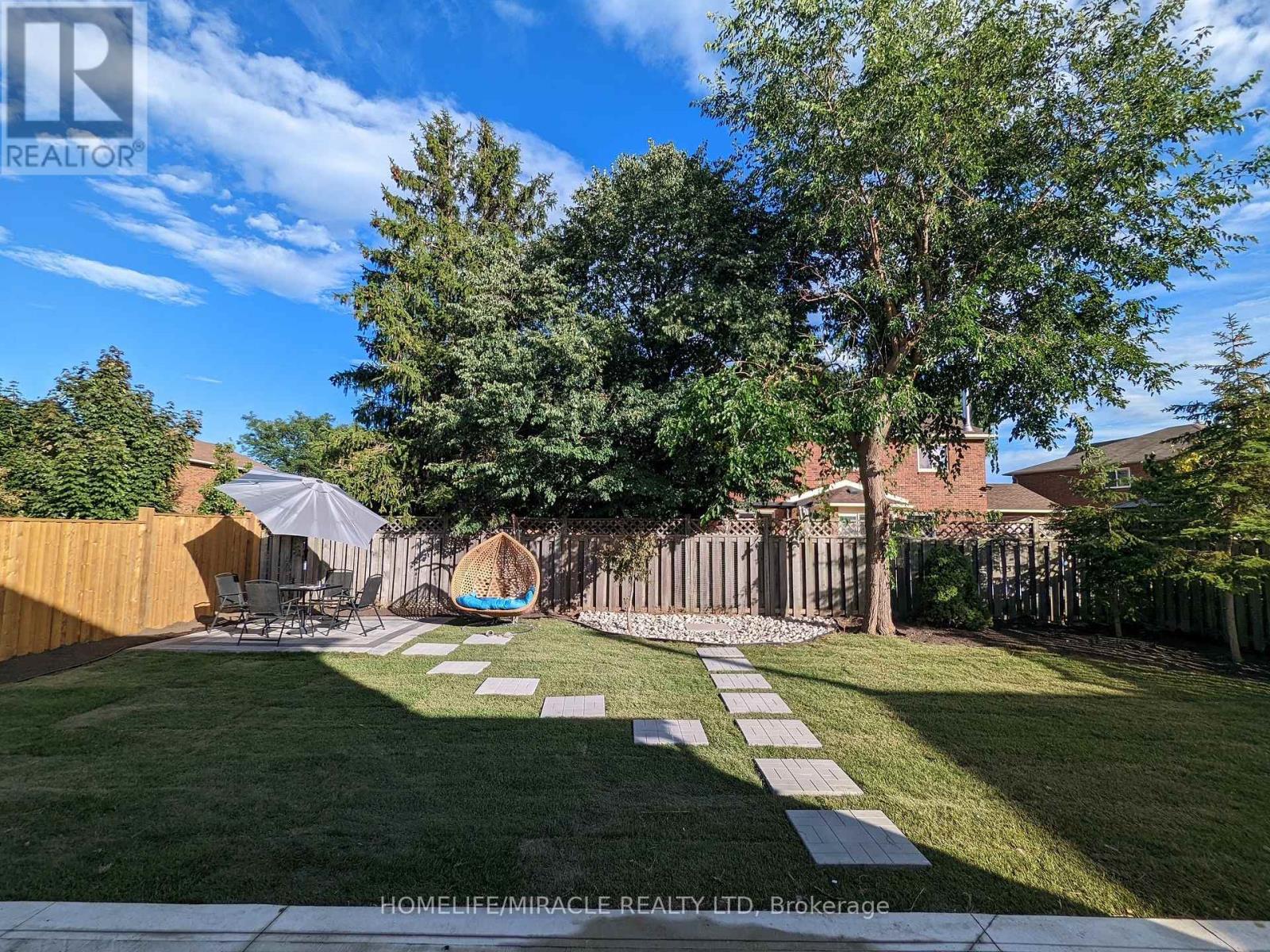 8 Strangway Court, Brampton, Ontario  L6Z 4L4 - Photo 4 - W12652382