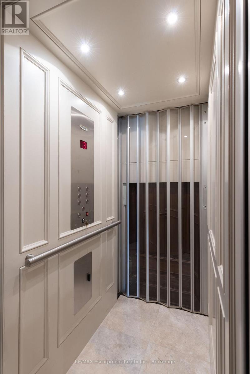 2054 Lakeshore Road E, Oakville, Ontario  L6J 1M3 - Photo 27 - W12323376