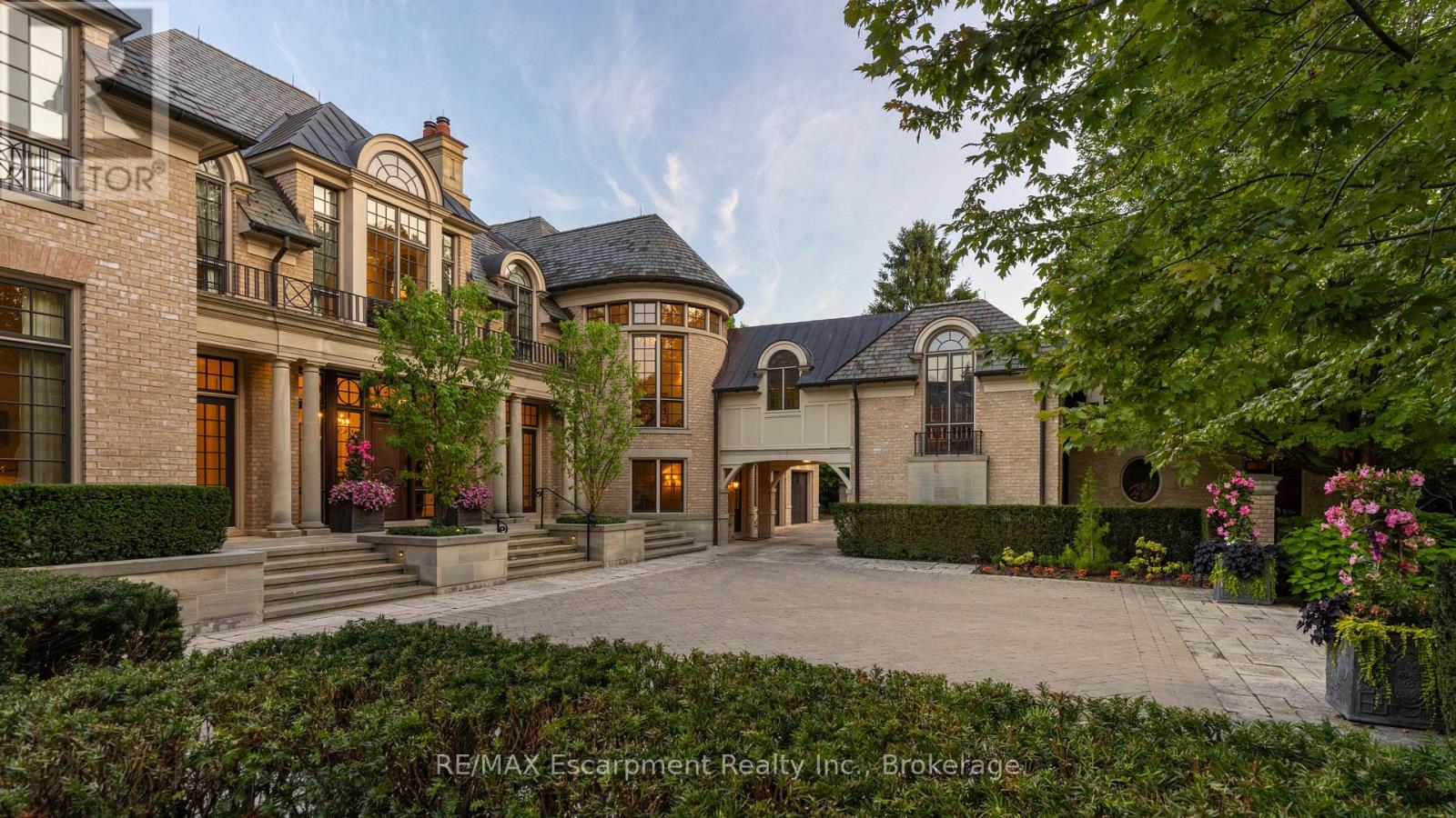 2054 Lakeshore Road E, Oakville, Ontario  L6J 1M3 - Photo 4 - W12323376