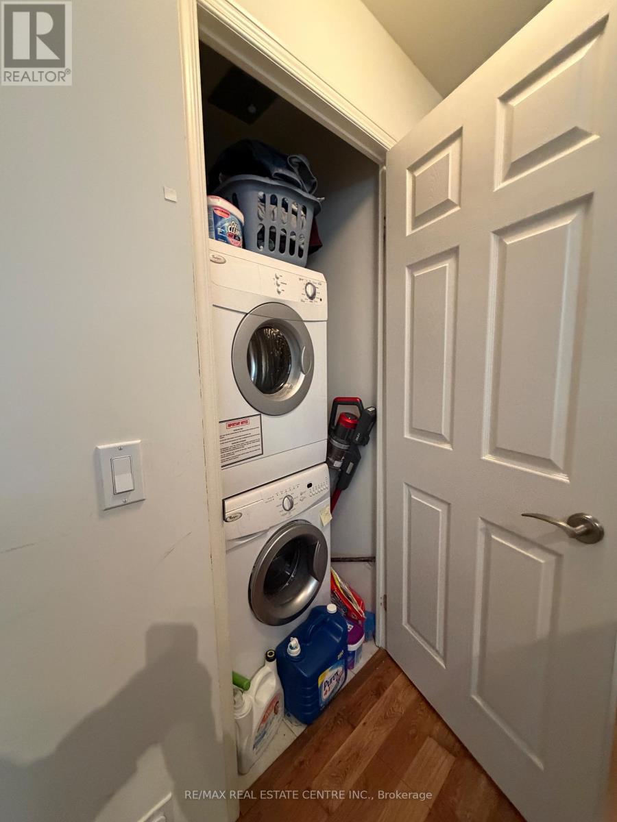 918 - 339 Rathburn Road W, Mississauga, Ontario  L5B 0K6 - Photo 11 - W12652028