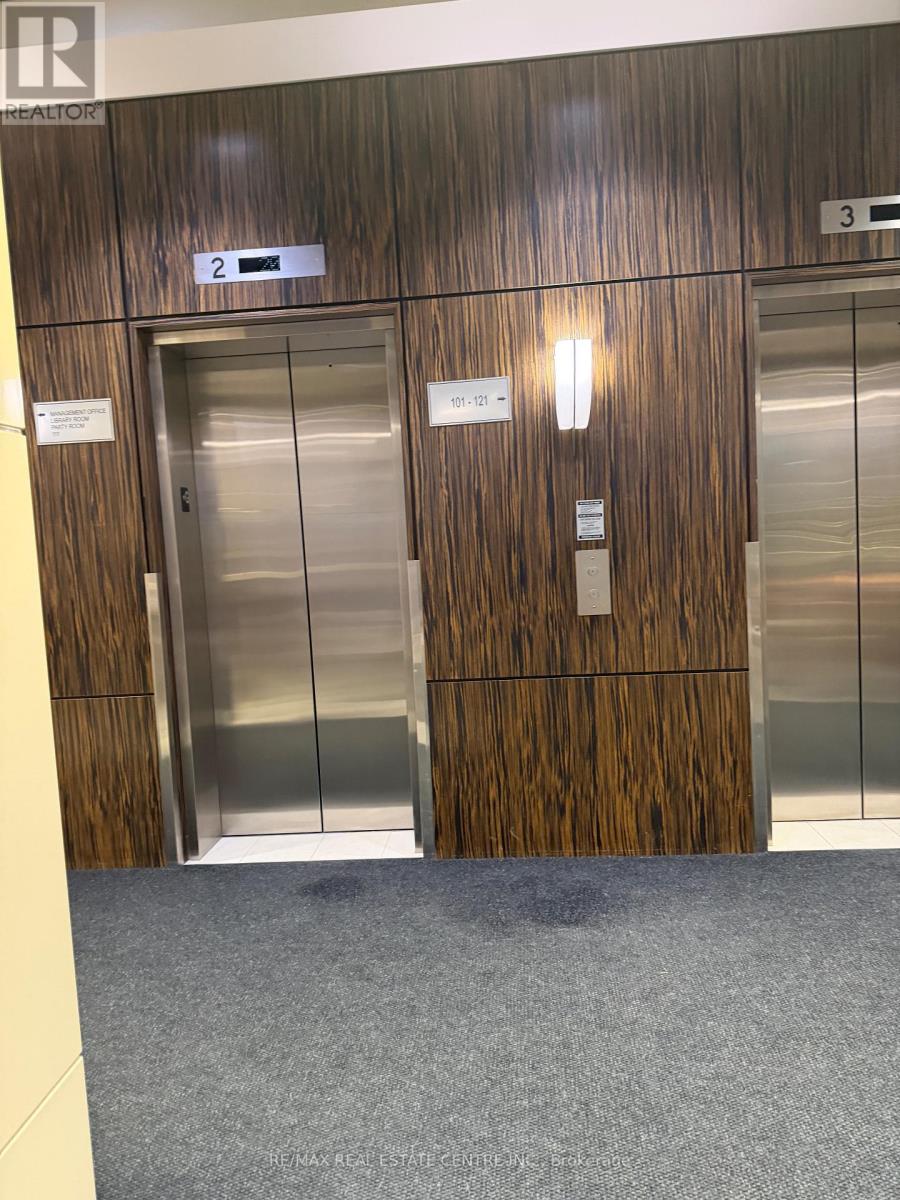 918 - 339 Rathburn Road W, Mississauga, Ontario  L5B 0K6 - Photo 4 - W12652028