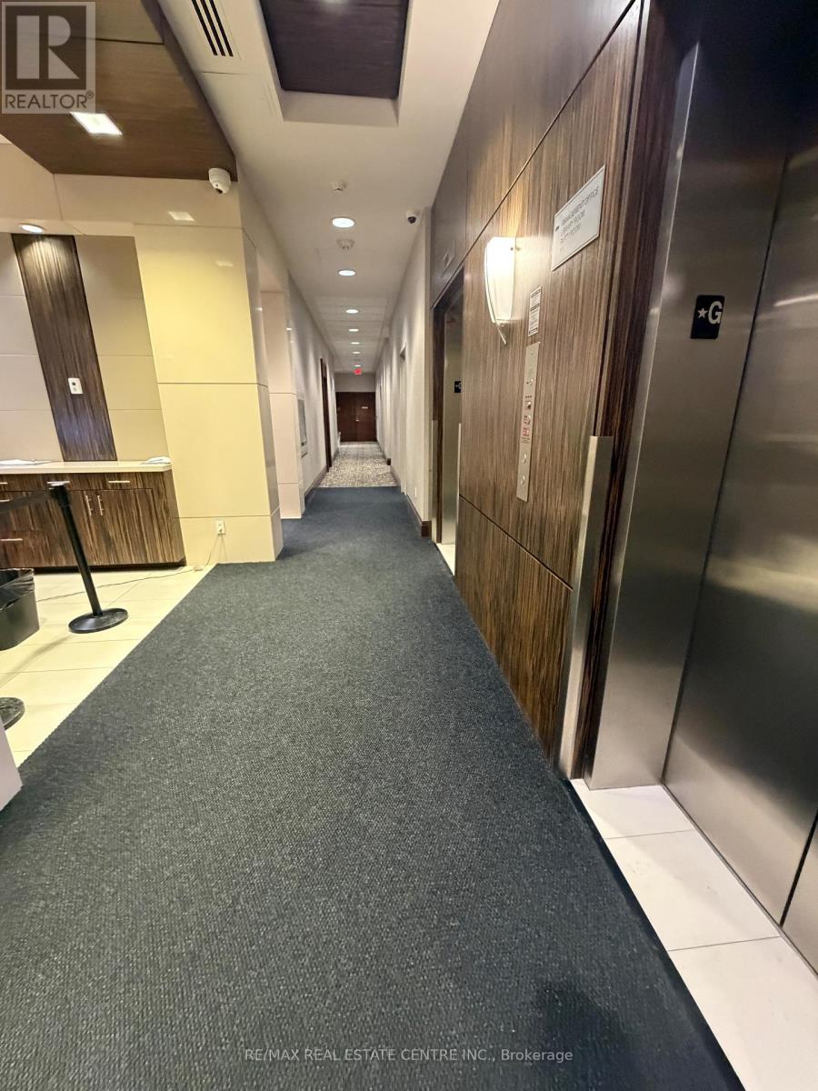 918 - 339 Rathburn Road W, Mississauga, Ontario  L5B 0K6 - Photo 5 - W12652028