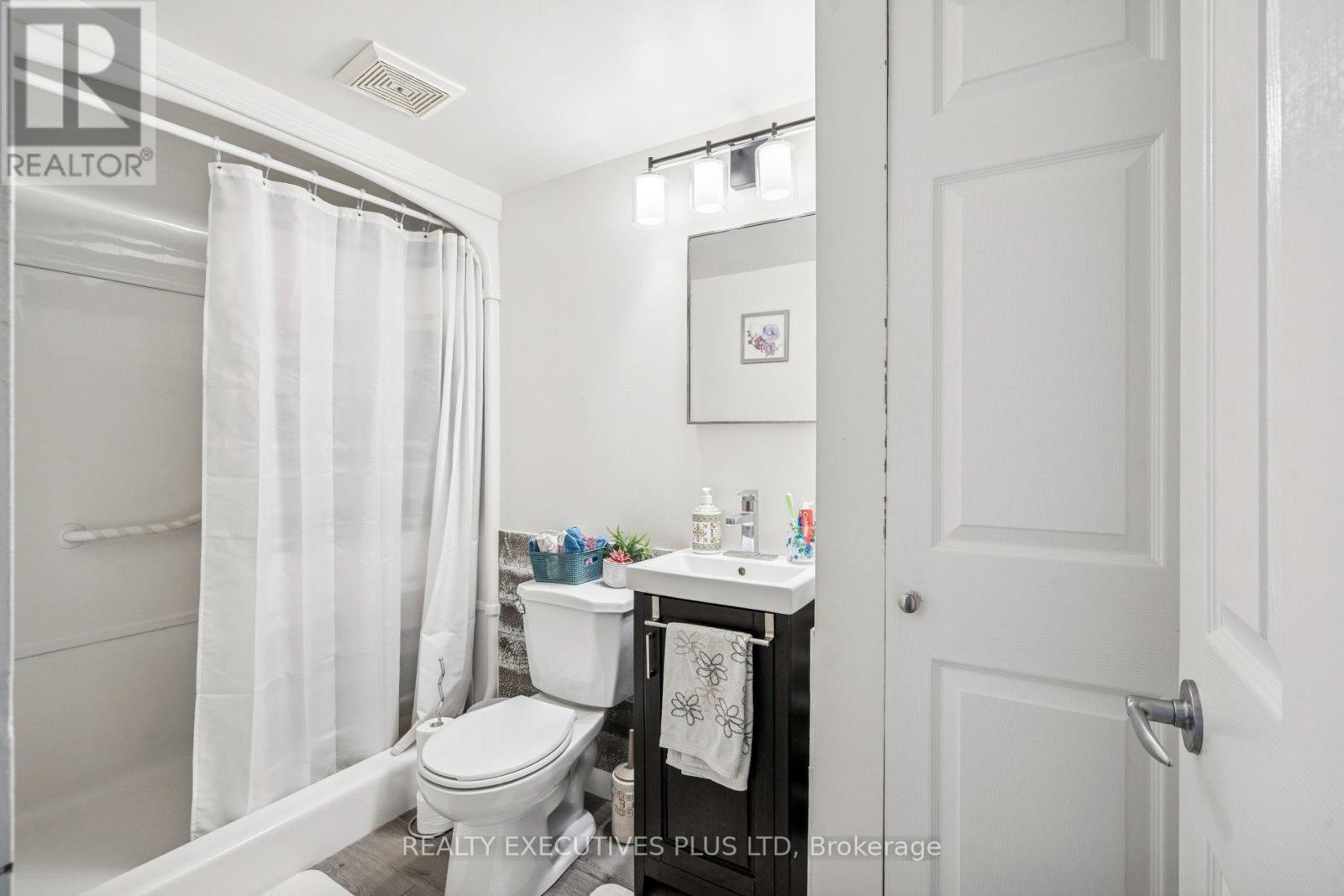 303 - 64 Benton Street, Kitchener, Ontario  N2G 4L9 - Photo 18 - X12652442