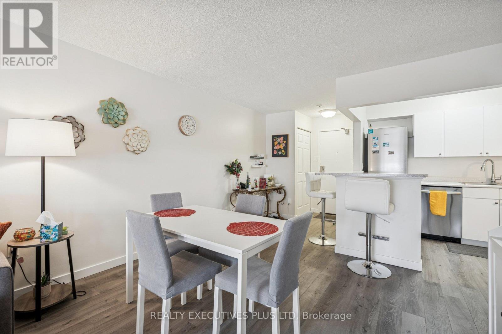 303 - 64 Benton Street, Kitchener, Ontario  N2G 4L9 - Photo 9 - X12652442