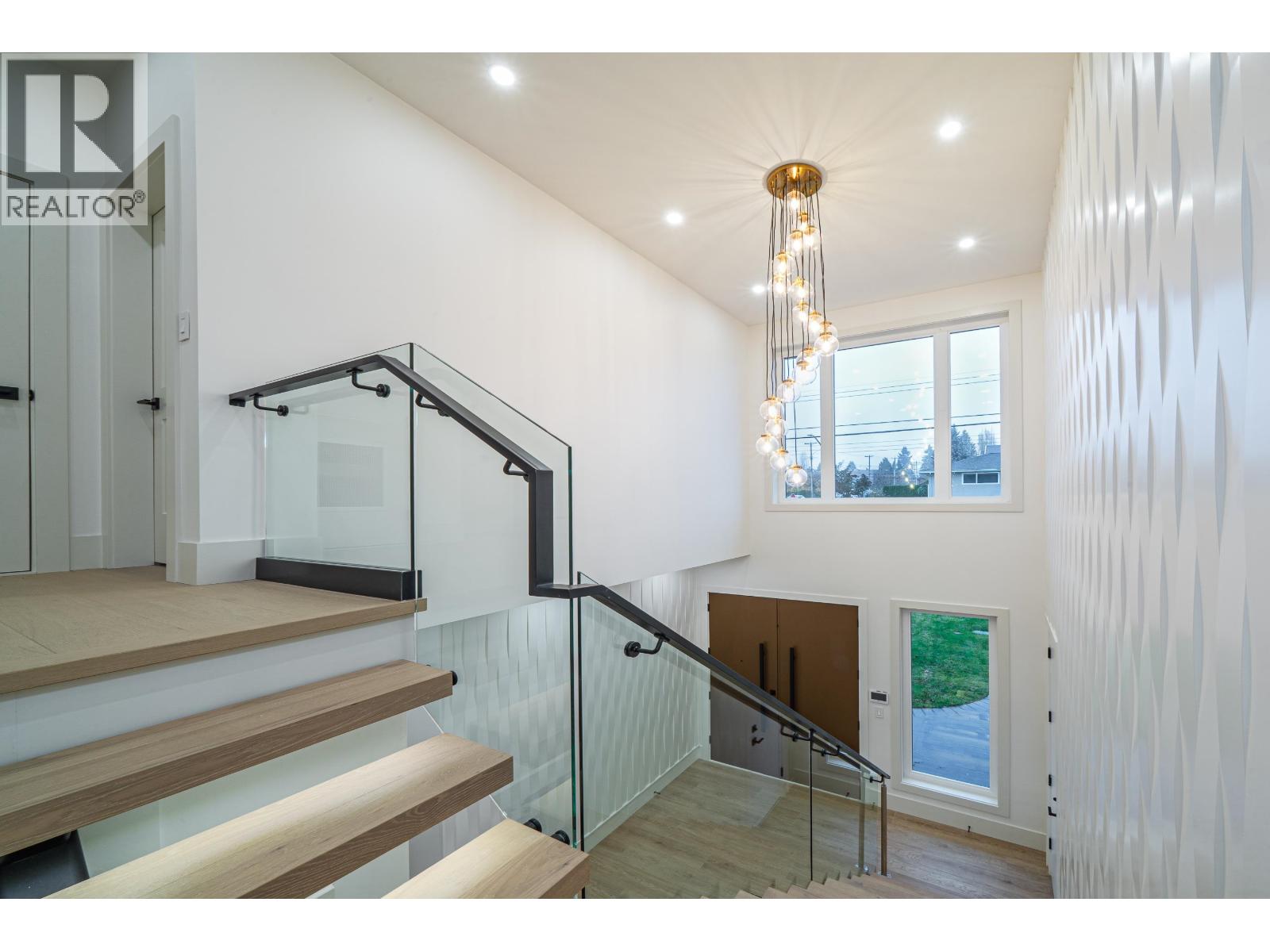 6708 Winch Street, Burnaby, British Columbia  V5B 4K2 - Photo 8 - R3075078