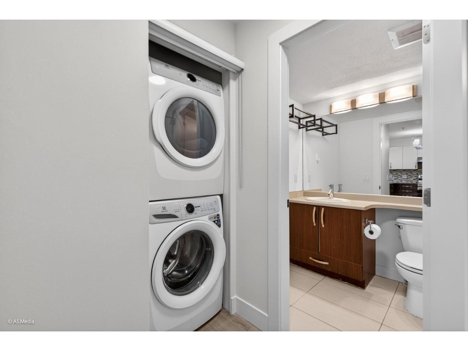 318 13555 Gateway Drive, Surrey, British Columbia  V3T 0B5 - Photo 14 - R3074986