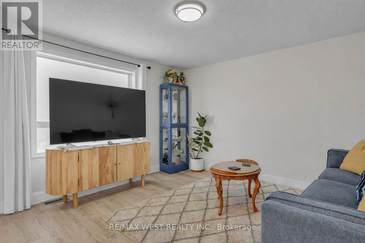 2021 Swan Street, Innisfil, Ontario  L9S 0B5 - Photo 2 - N12652470