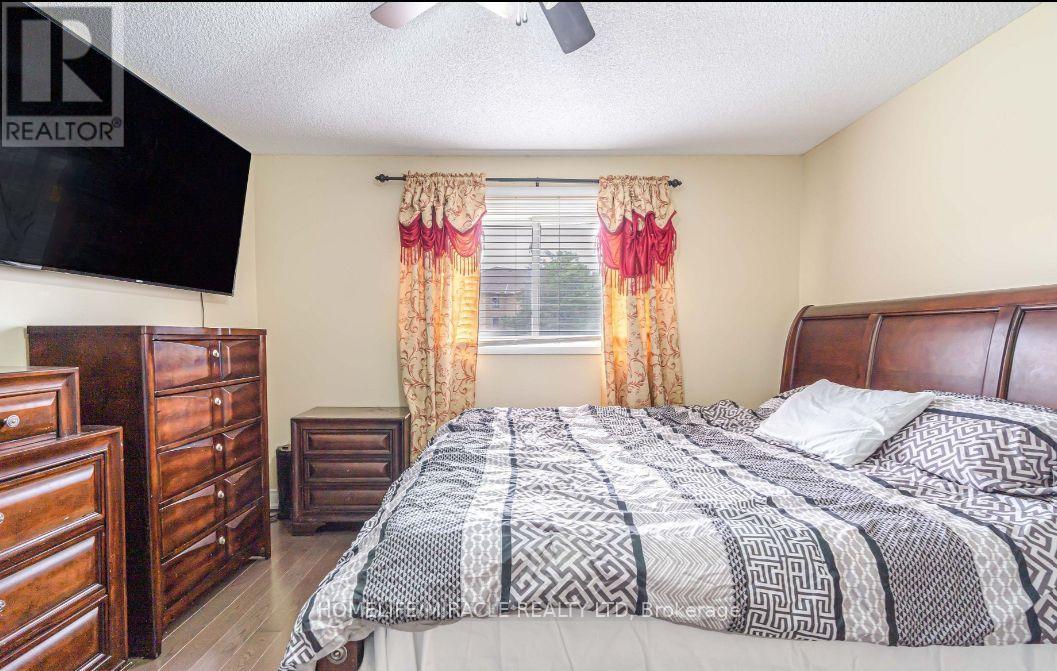 72 Norma Crescent, Brampton, Ontario  L6S 4H2 - Photo 8 - W12652456