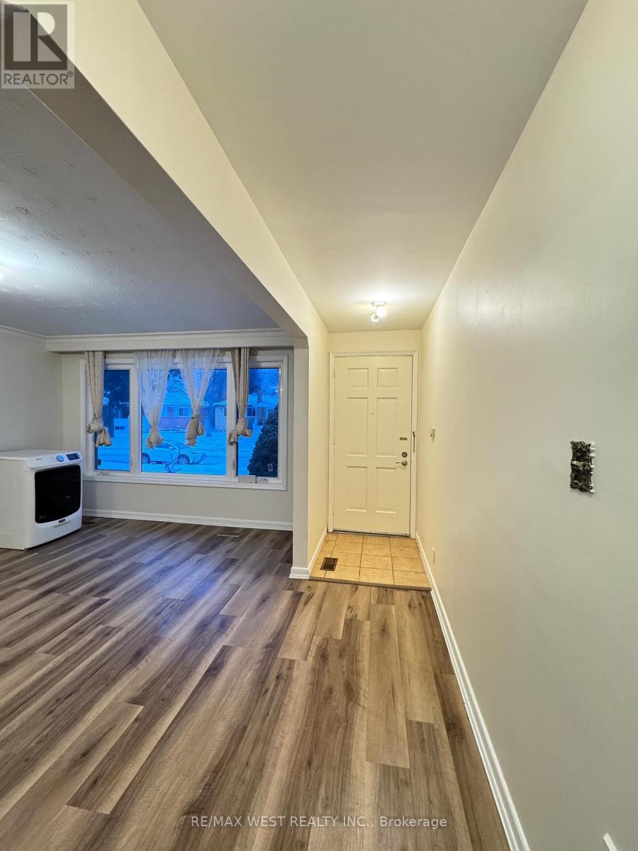 Main Floor - 410 Becker Road N, Richmond Hill, Ontario  L4C 2S4 - Photo 2 - N12547288