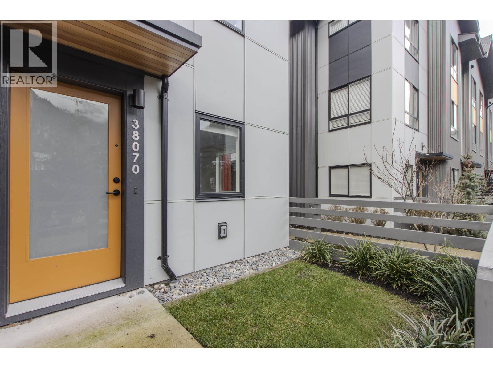 38070 Helm Way, Squamish, British Columbia  V8B 1E6 - Photo 3 - R3075088