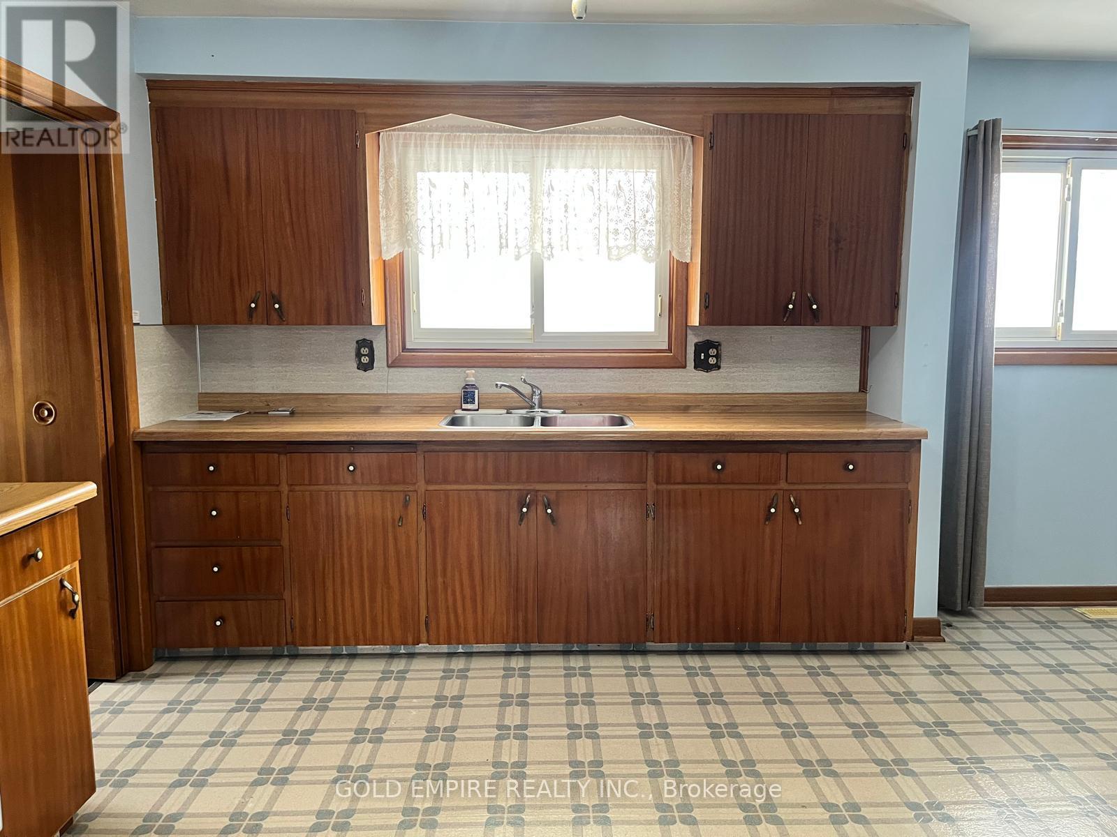 19 St Joseph Street, St. Thomas, Ontario  N5R 1S8 - Photo 10 - X12652512