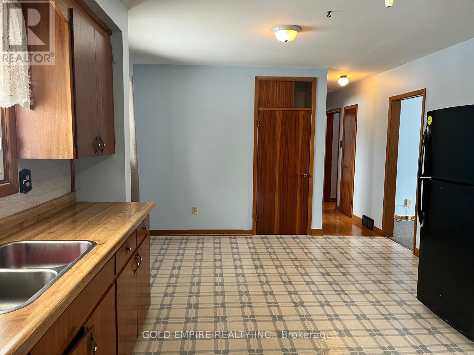 19 St Joseph Street, St. Thomas, Ontario  N5R 1S8 - Photo 5 - X12652512