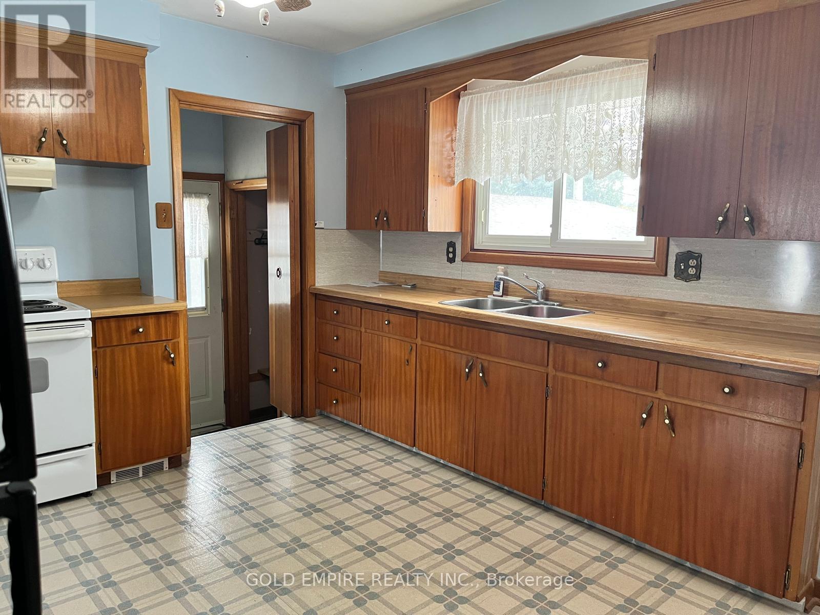 19 St Joseph Street, St. Thomas, Ontario  N5R 1S8 - Photo 7 - X12652512