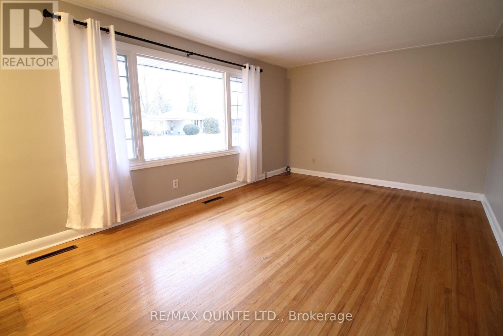 68 Elizabeth Crescent, Belleville, Ontario  K8N 1K5 - Photo 3 - X12474519