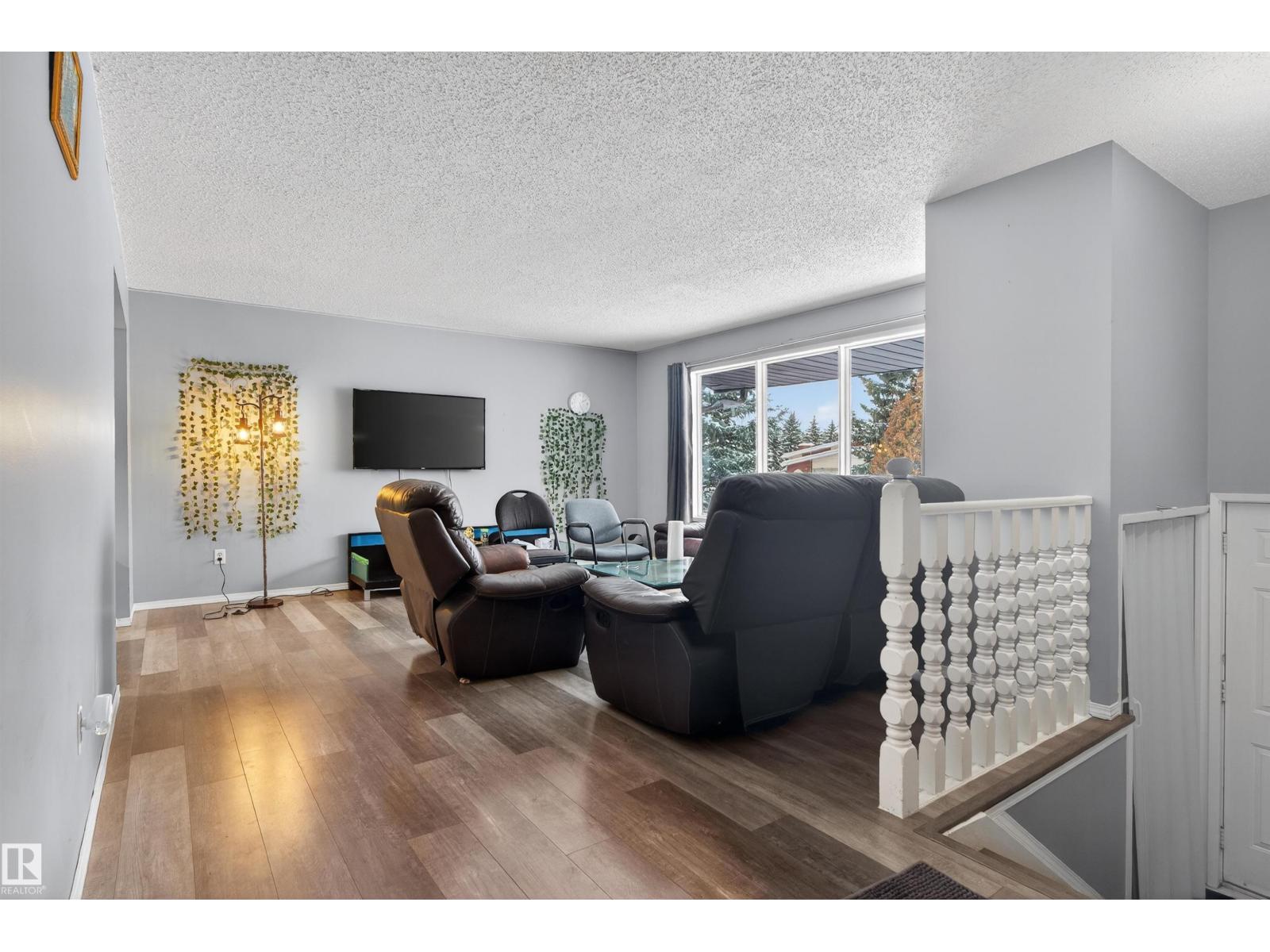 1732 61 St Nw, Edmonton, Alberta  T6L 1N2 - Photo 2 - E4468654