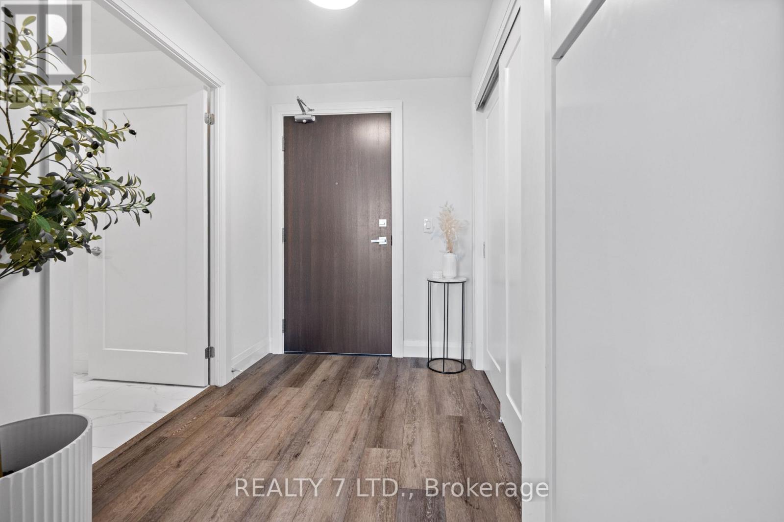 1701 - 500 Brock Avenue N, Burlington, Ontario  L7S 0A5 - Photo 4 - W12526876