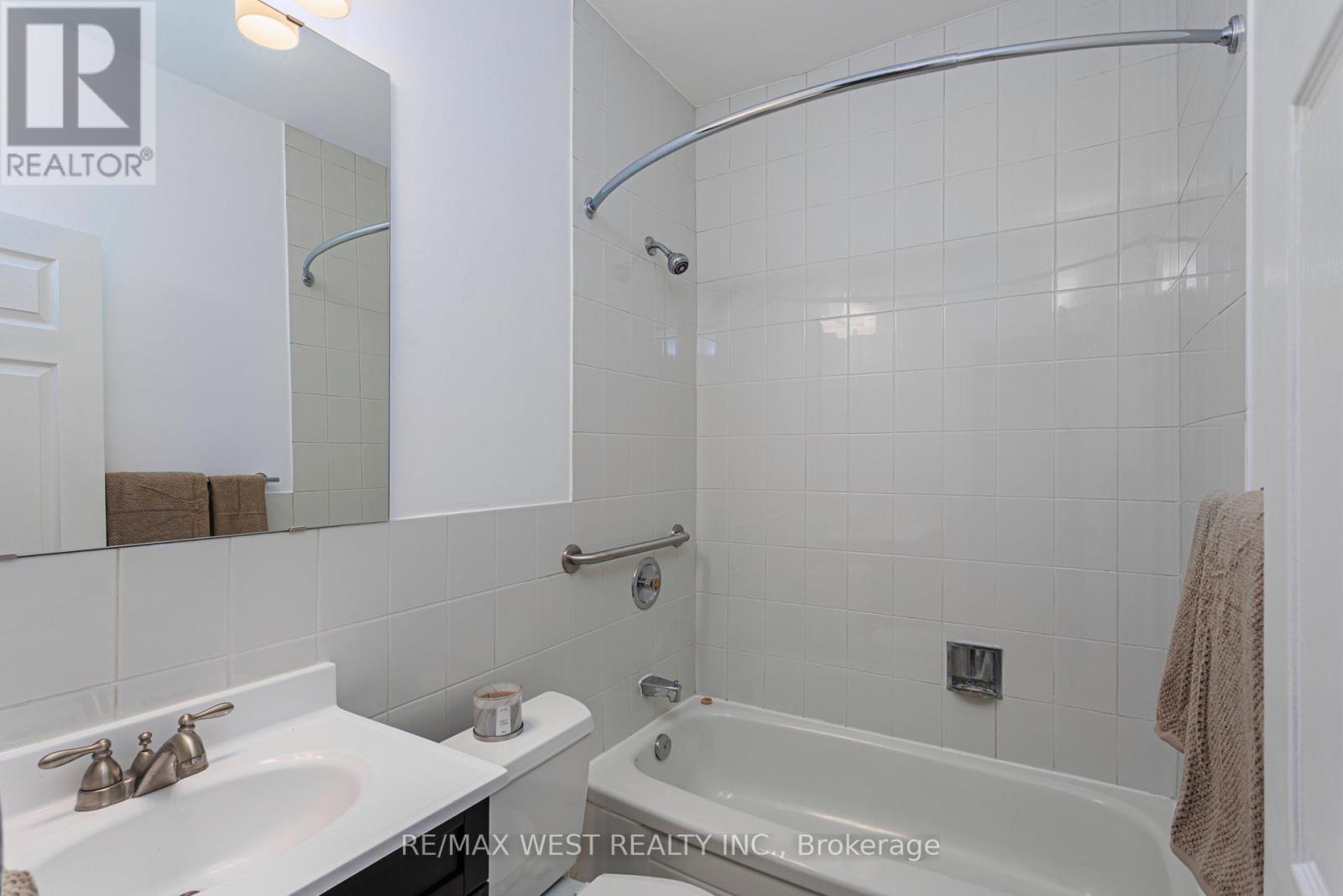 Main - 105 Sunnyside Ave Avenue, Toronto, Ontario  M6R 2P1 - Photo 12 - W12652606