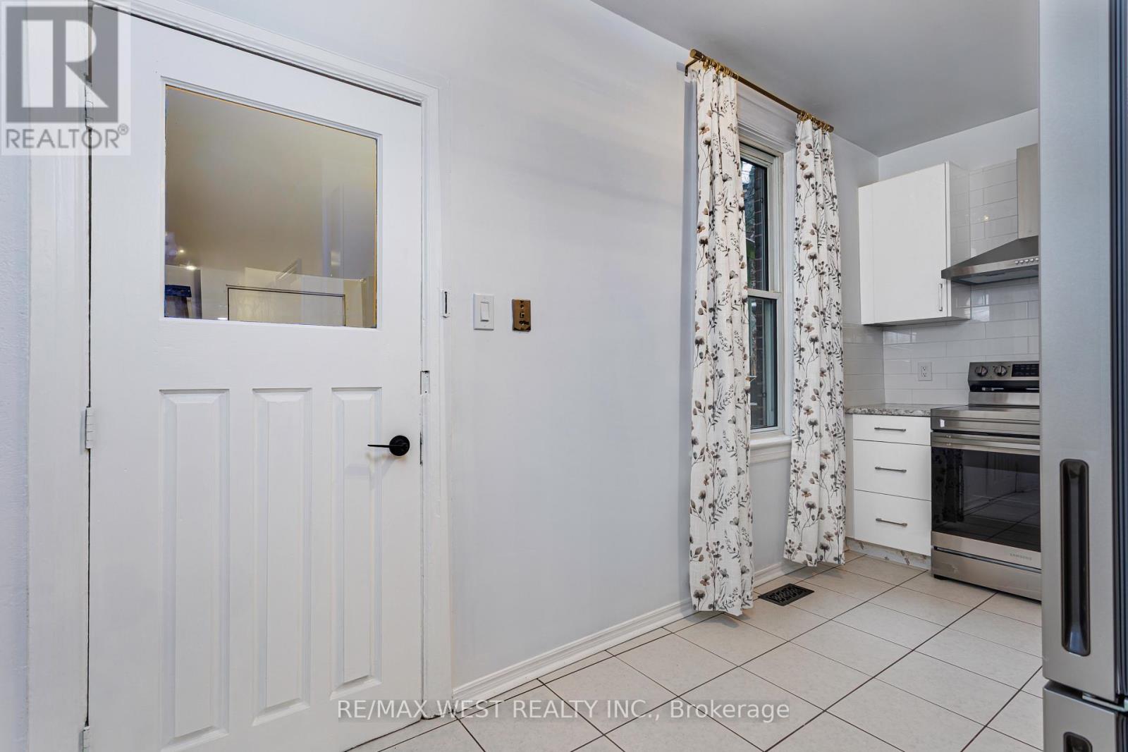 Main - 105 Sunnyside Ave Avenue, Toronto, Ontario  M6R 2P1 - Photo 13 - W12652606