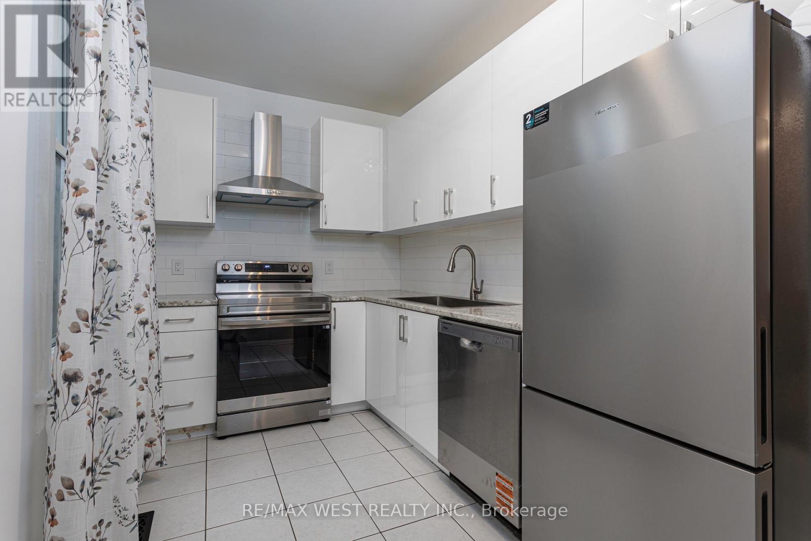 Main - 105 Sunnyside Ave Avenue, Toronto, Ontario  M6R 2P1 - Photo 7 - W12652606