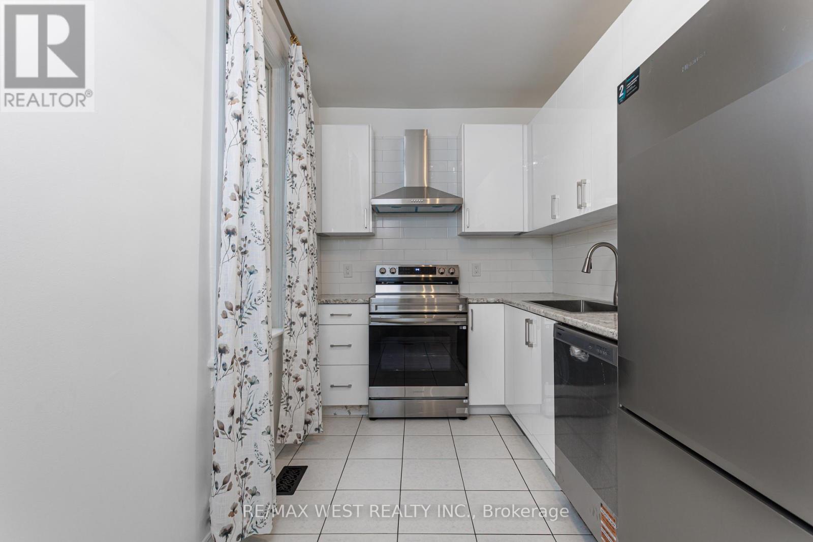 Main - 105 Sunnyside Ave Avenue, Toronto, Ontario  M6R 2P1 - Photo 8 - W12652606