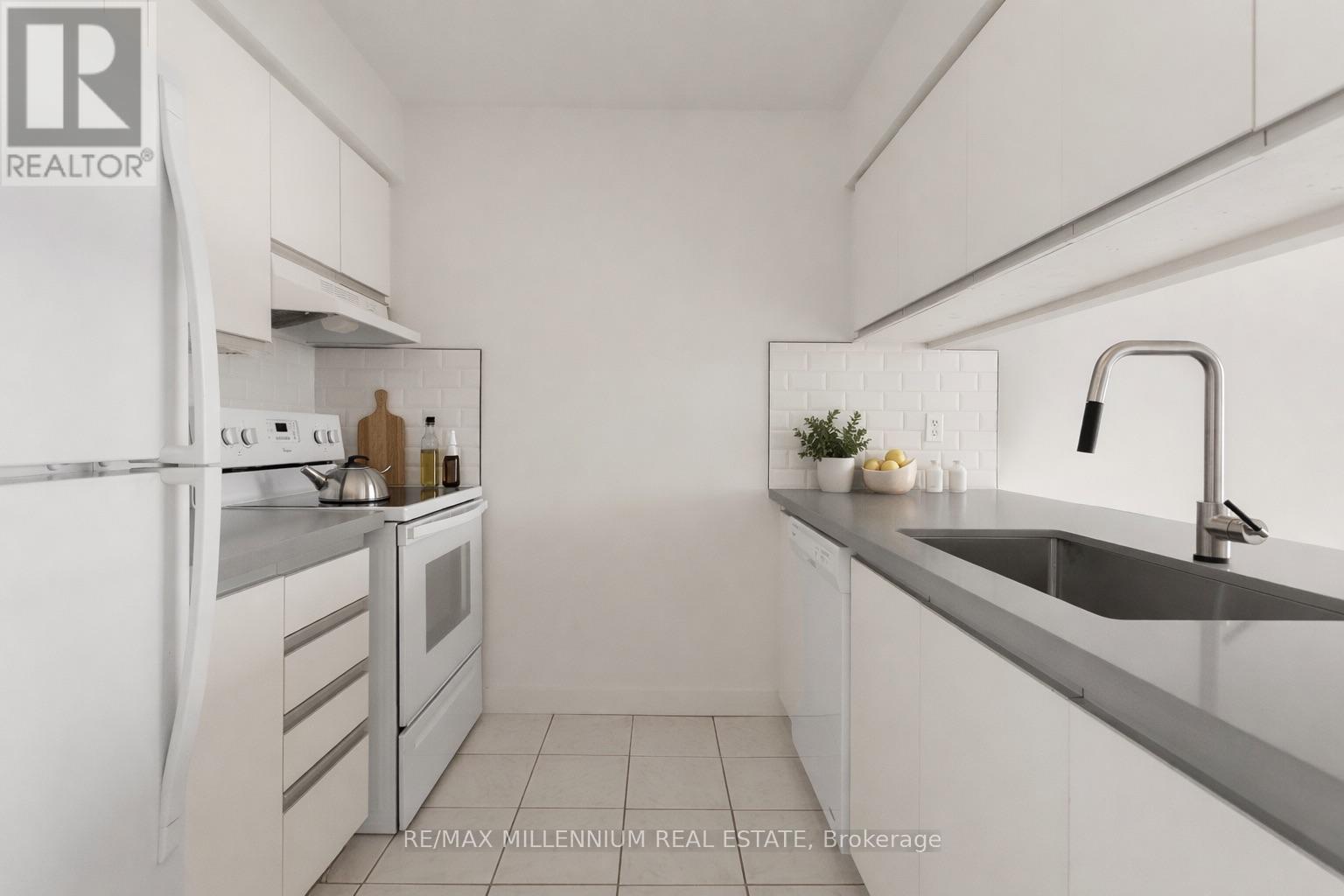 803 - 12 Laurelcrest Street, Brampton, Ontario  L6S 5Y4 - Photo 2 - W12651712