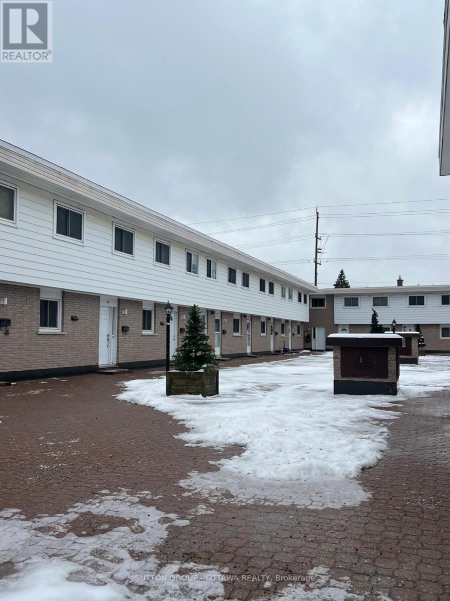 55 Hadley Circle, Ottawa, Ontario  K2H 7Z8 - Photo 4 - X12652632