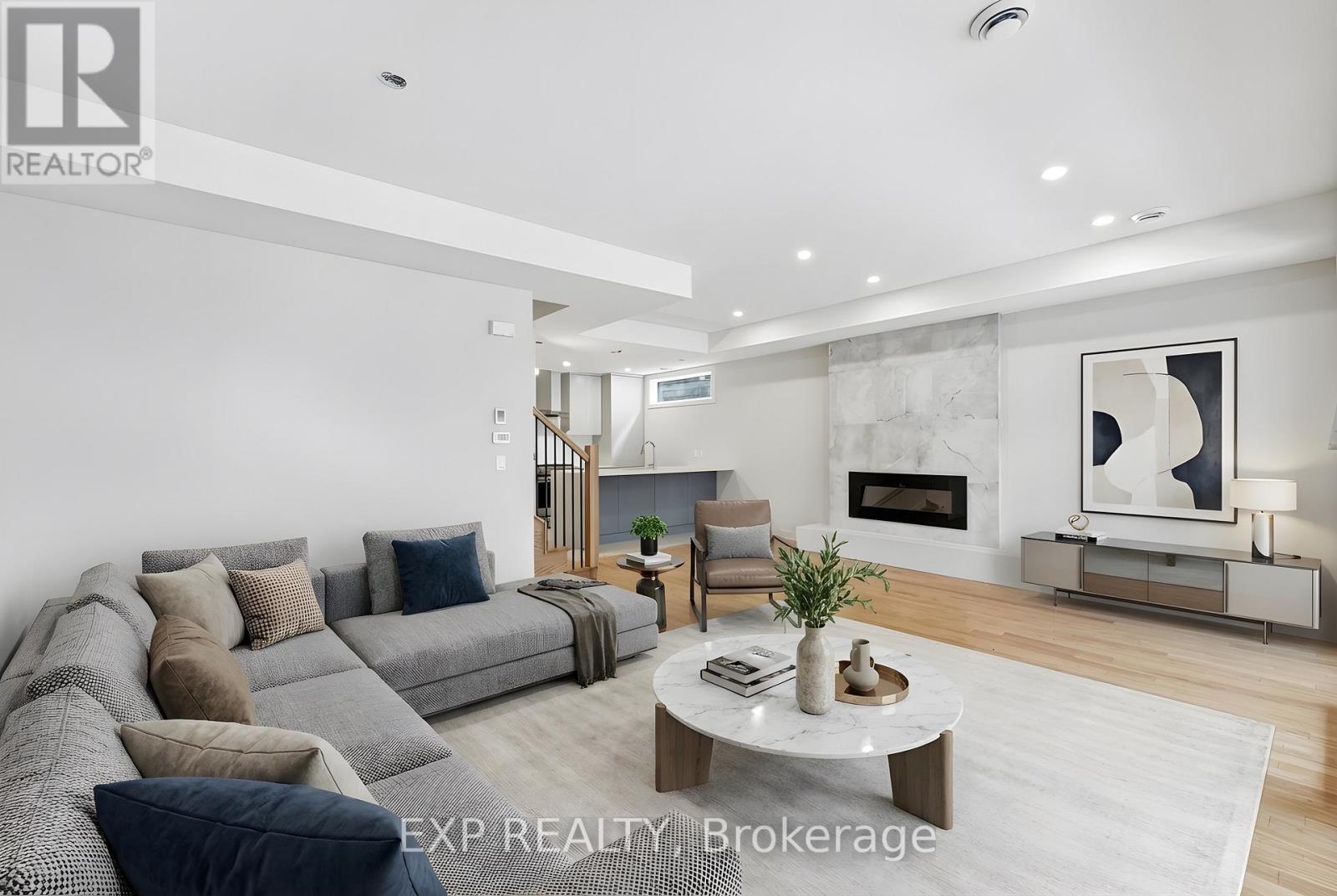 #b - 514 Roosevelt Avenue, Ottawa, Ontario  K2A 1Z8 - Photo 2 - X12473033