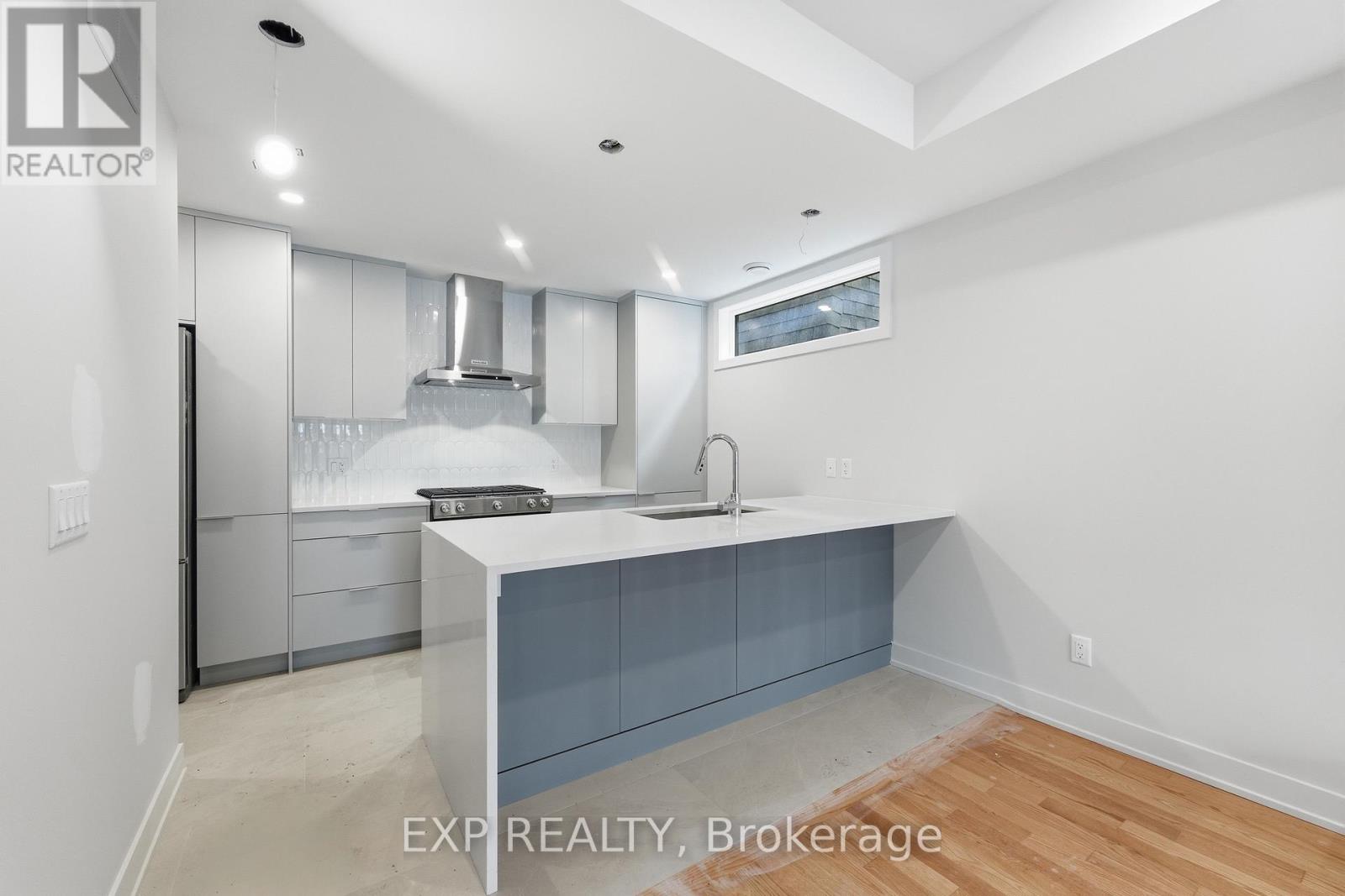 #b - 514 Roosevelt Avenue, Ottawa, Ontario  K2A 1Z8 - Photo 3 - X12473033