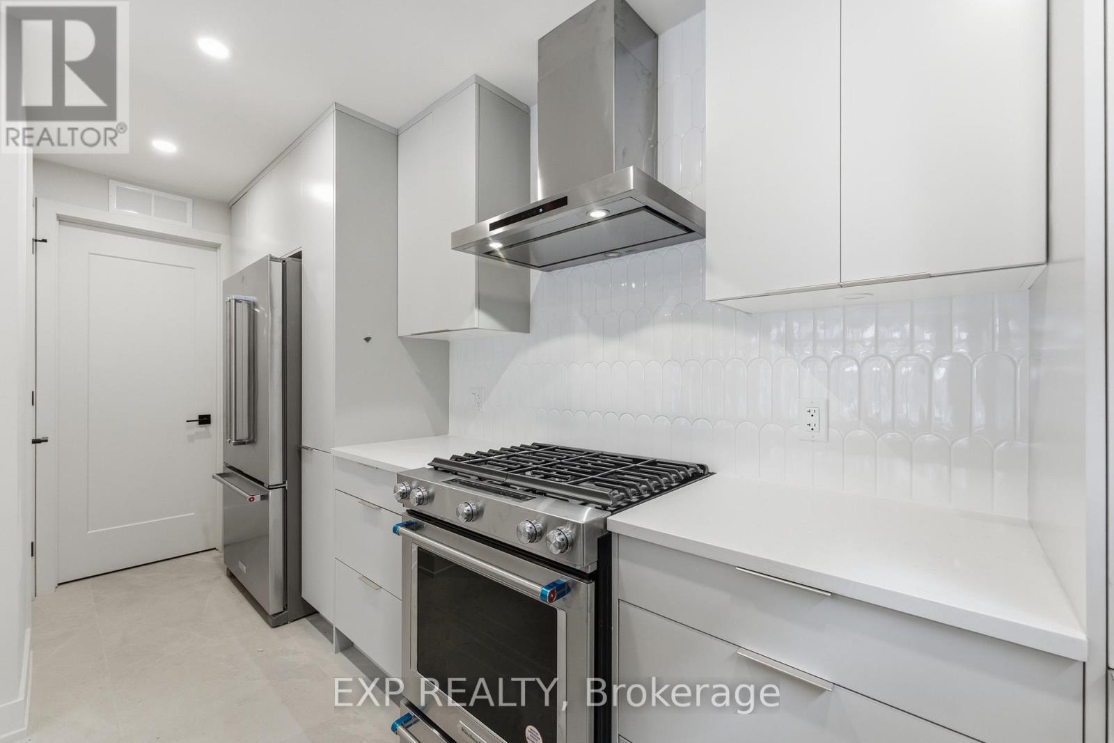 #b - 514 Roosevelt Avenue, Ottawa, Ontario  K2A 1Z8 - Photo 5 - X12473033