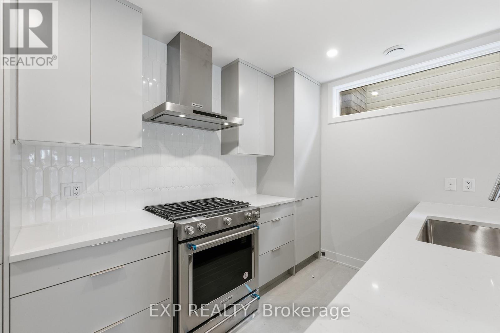 #b - 514 Roosevelt Avenue, Ottawa, Ontario  K2A 1Z8 - Photo 4 - X12473033