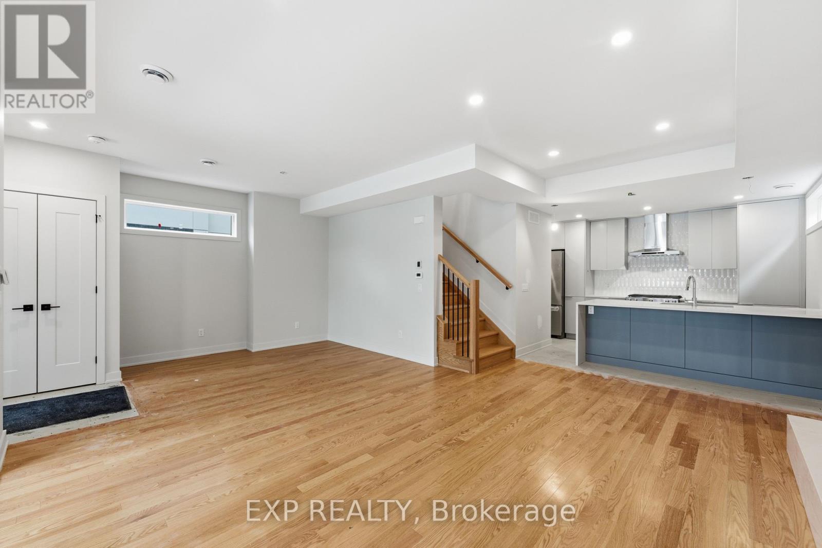 #b - 514 Roosevelt Avenue, Ottawa, Ontario  K2A 1Z8 - Photo 8 - X12473033