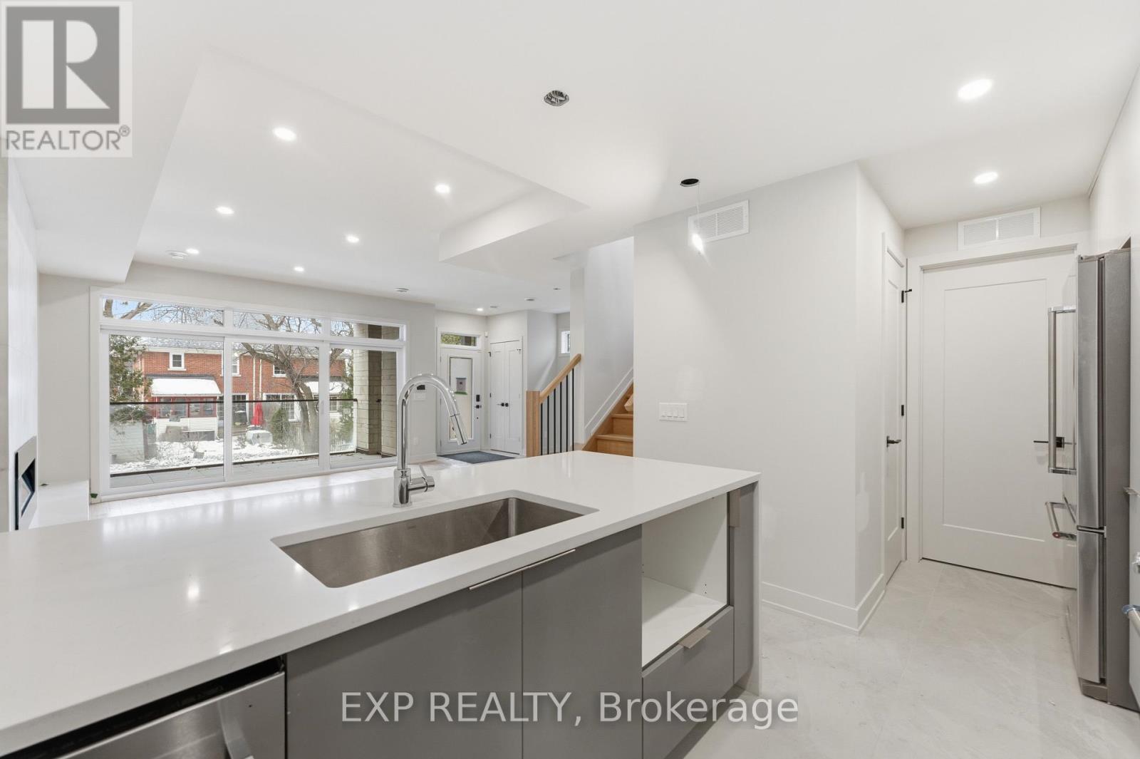 #b - 514 Roosevelt Avenue, Ottawa, Ontario  K2A 1Z8 - Photo 6 - X12473033