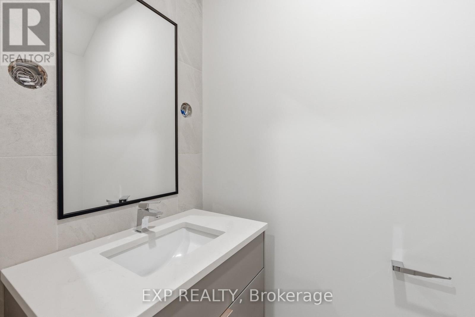 #b - 514 Roosevelt Avenue, Ottawa, Ontario  K2A 1Z8 - Photo 7 - X12473033