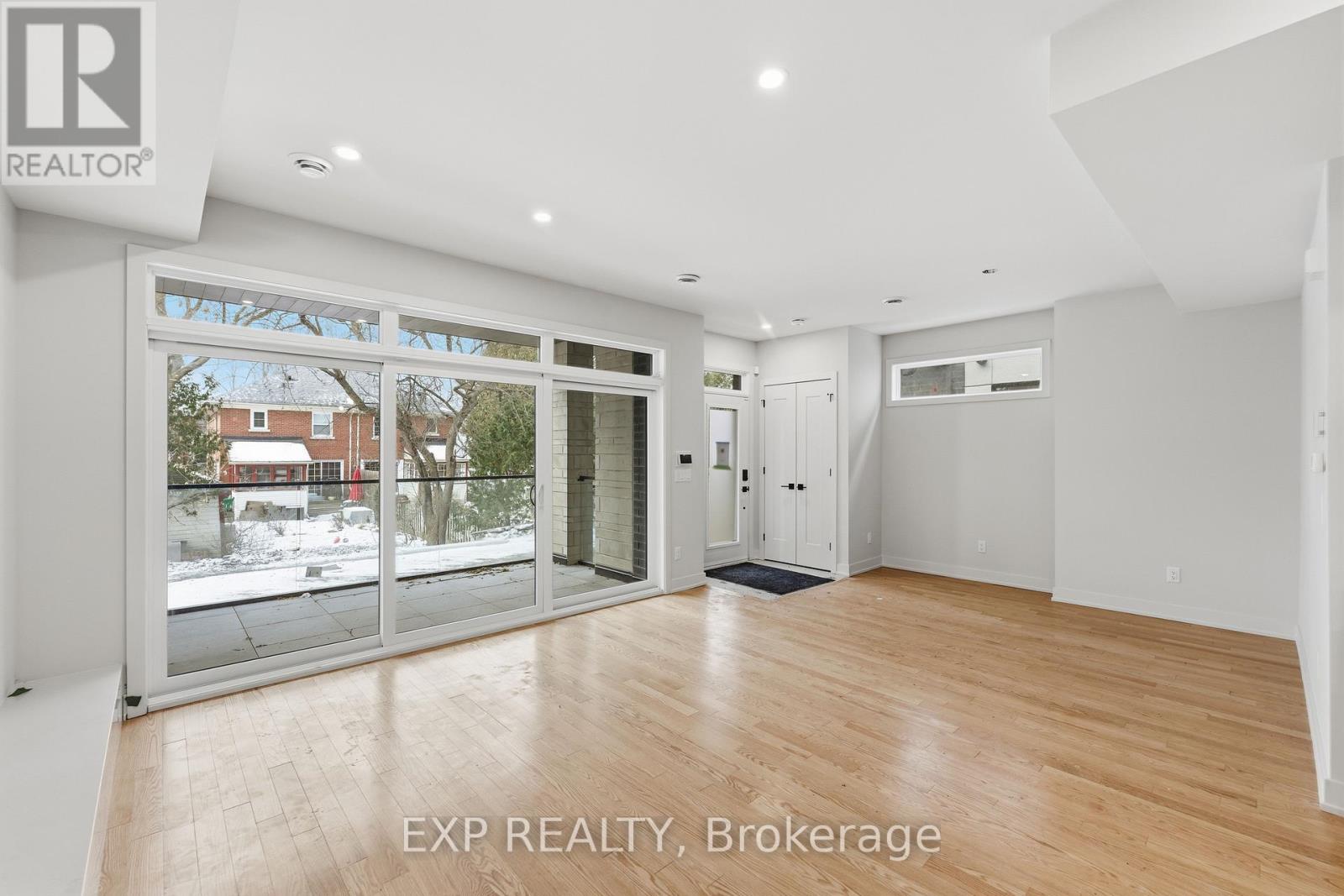 #b - 514 Roosevelt Avenue, Ottawa, Ontario  K2A 1Z8 - Photo 9 - X12473033