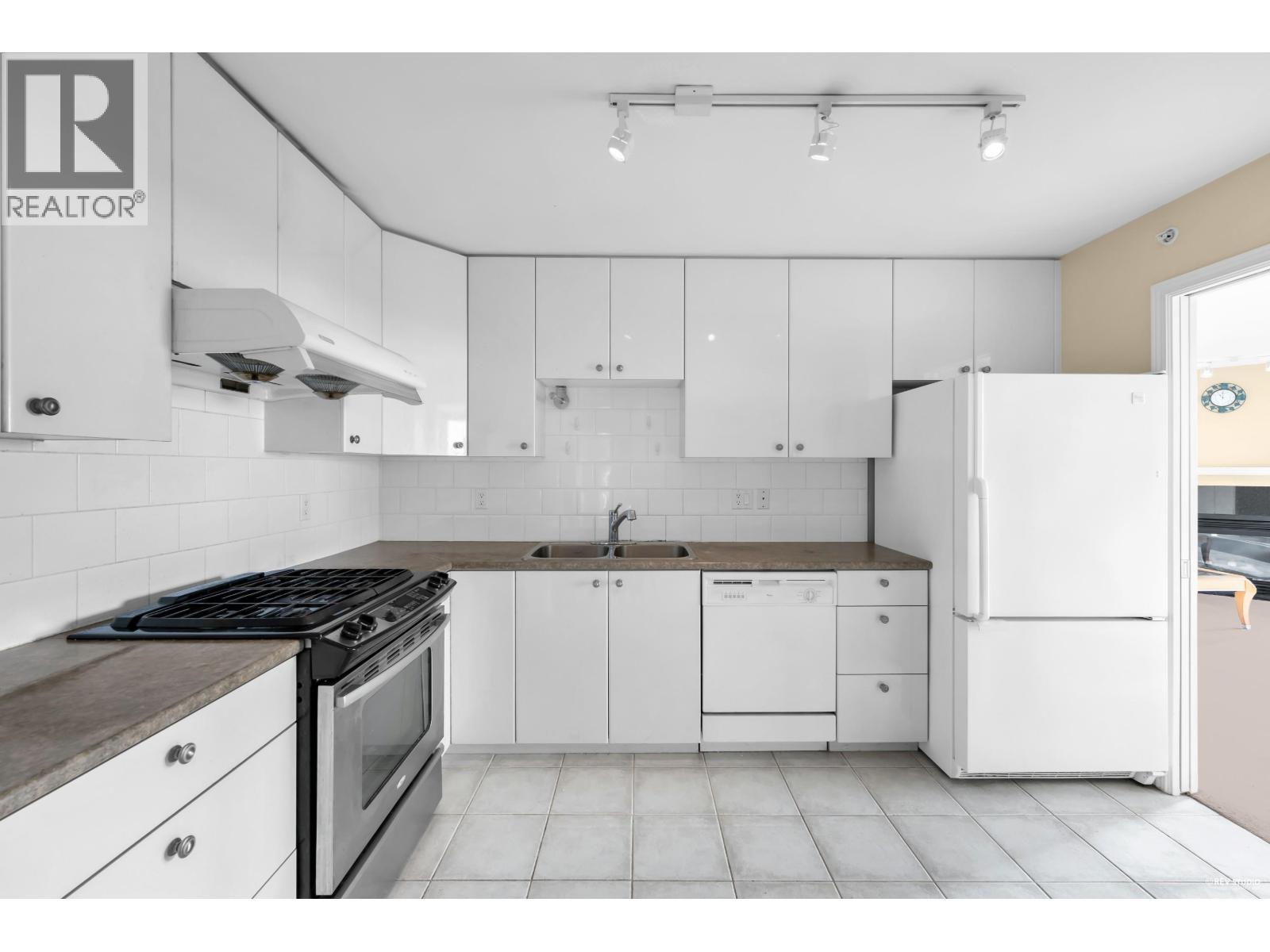 Listing Picture 20 of 40 : 1506 7080 ST. ALBANS ROAD, Richmond / 烈治文 - 魯藝地產 Yvonne Lu Group - MLS Medallion Club Member