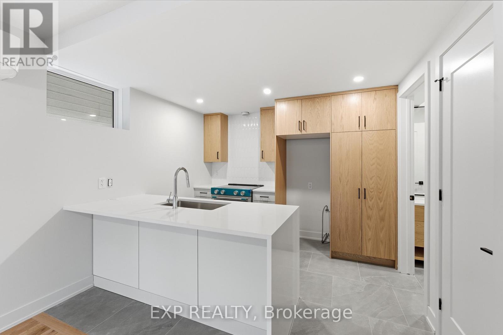 #d - 514 Roosevelt Avenue, Ottawa, Ontario  K2A 1Z8 - Photo 3 - X12473035