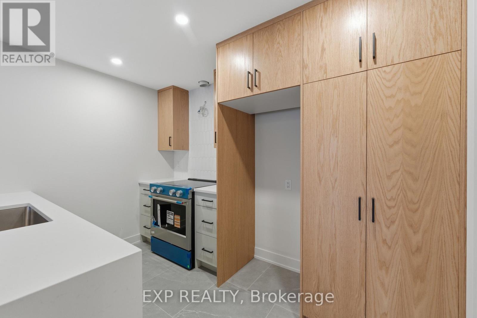 #d - 514 Roosevelt Avenue, Ottawa, Ontario  K2A 1Z8 - Photo 4 - X12473035