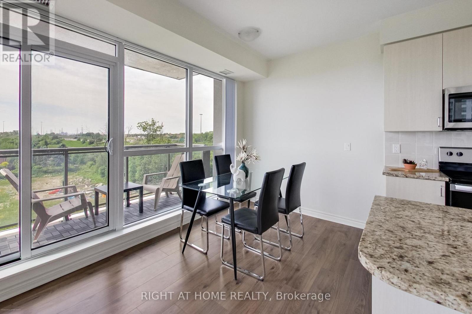 515 - 349 Rathburn Road W, Mississauga, Ontario  L5B 0G9 - Photo 10 - W12652686