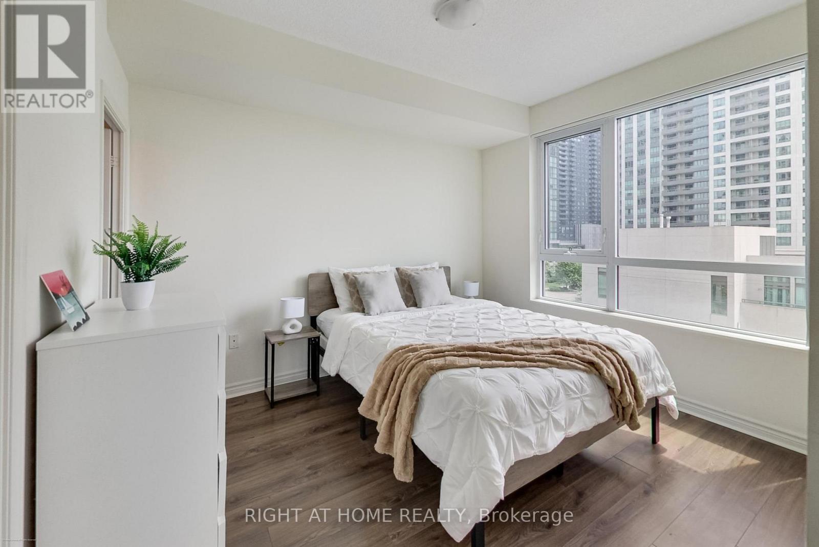 515 - 349 Rathburn Road W, Mississauga, Ontario  L5B 0G9 - Photo 12 - W12652686