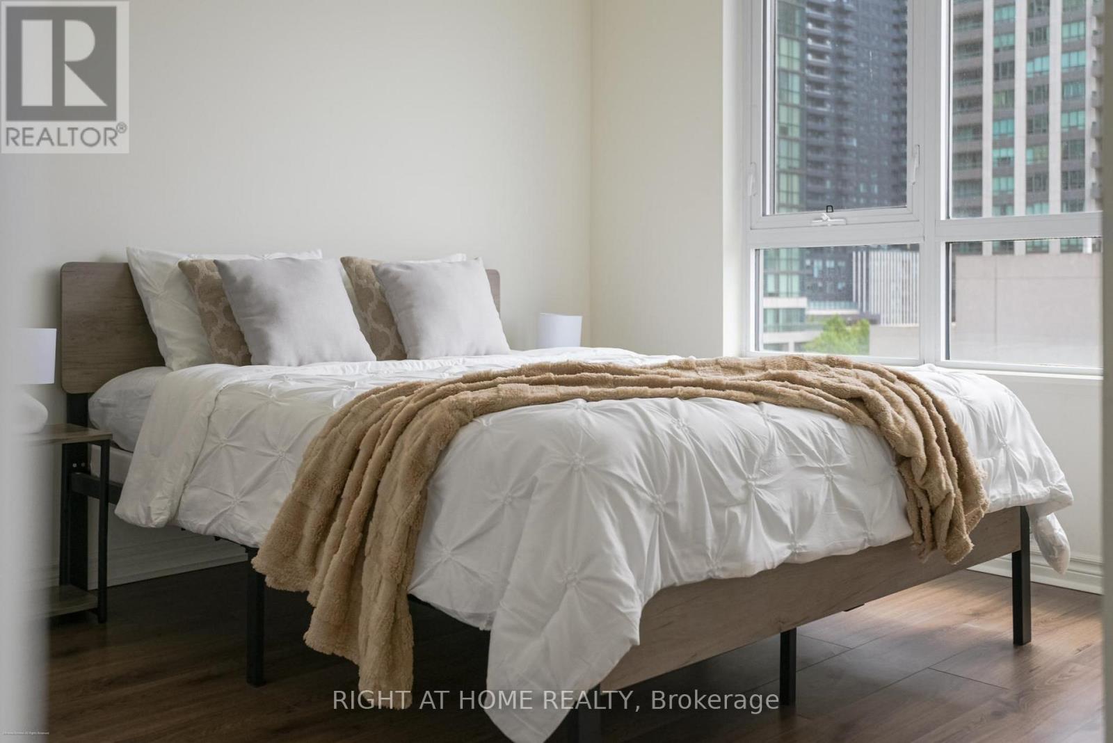 515 - 349 Rathburn Road W, Mississauga, Ontario  L5B 0G9 - Photo 13 - W12652686