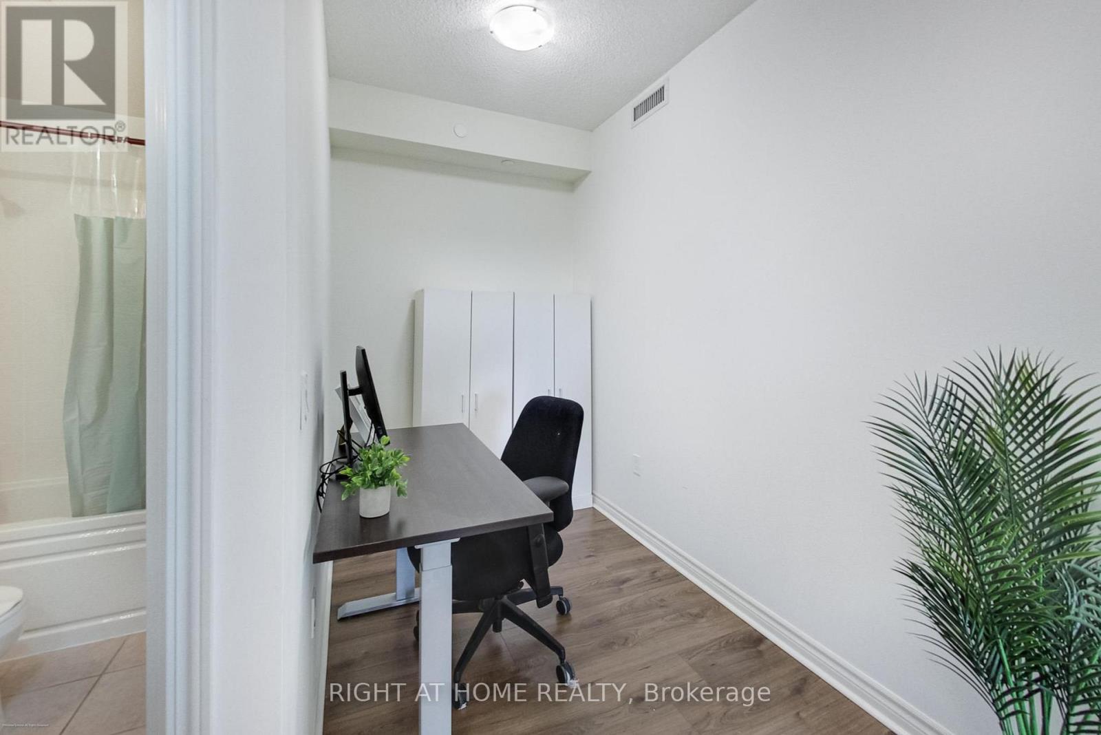 515 - 349 Rathburn Road W, Mississauga, Ontario  L5B 0G9 - Photo 18 - W12652686