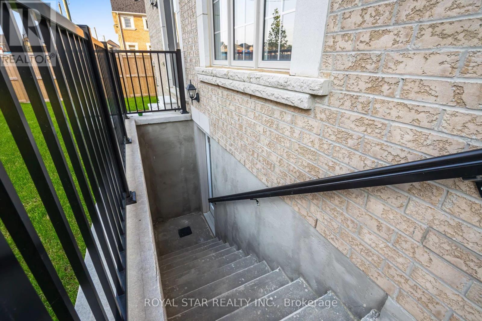 Upper - 1 Bushwood Trail, Brampton, Ontario  L7A 5J8 - Photo 37 - W12651144