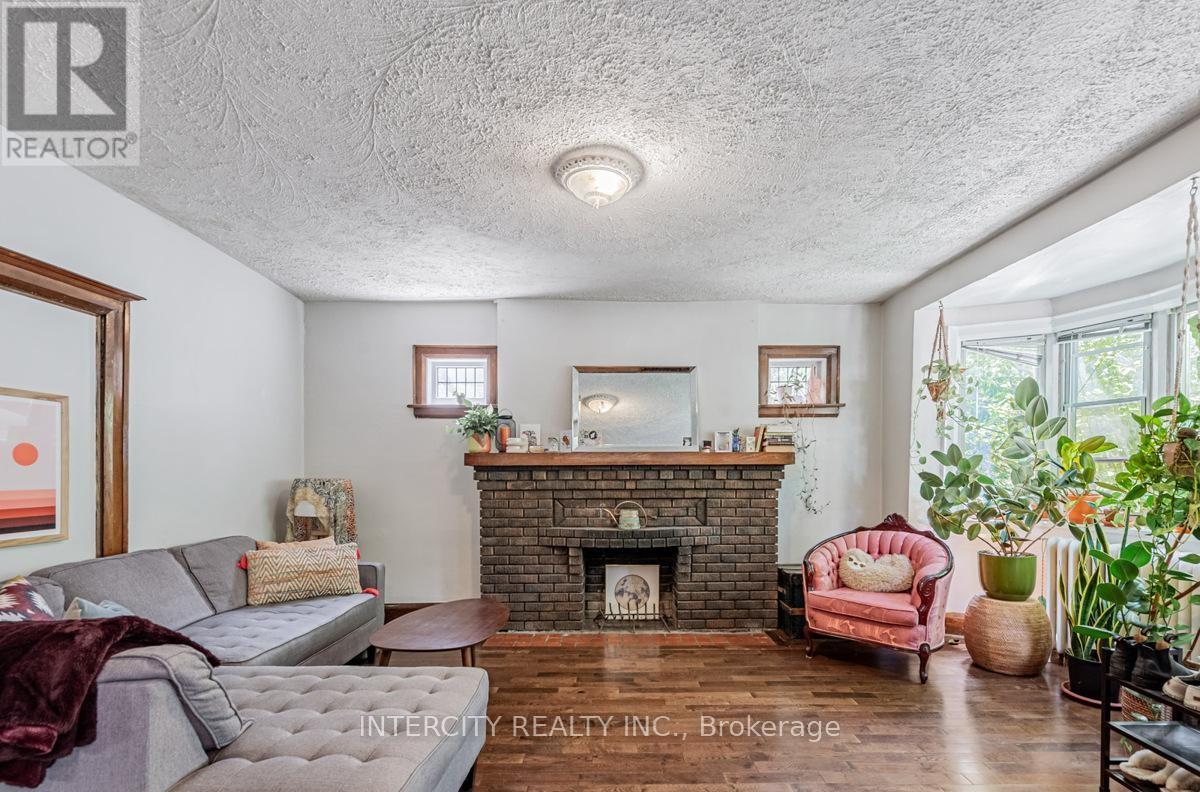 111 Alberta Avenue, Toronto, Ontario  M6H 2S1 - Photo 11 - C12652720