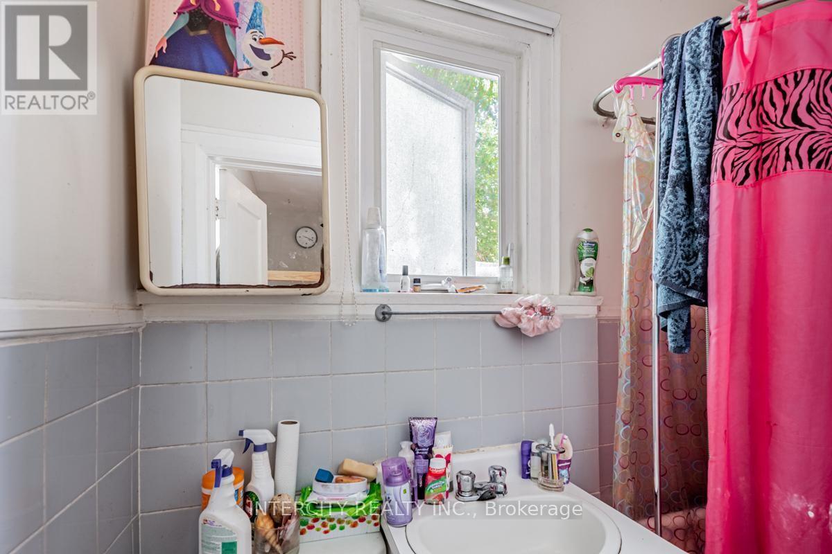 111 Alberta Avenue, Toronto, Ontario  M6H 2S1 - Photo 17 - C12652720