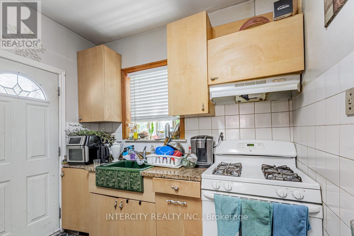 111 Alberta Avenue, Toronto, Ontario  M6H 2S1 - Photo 18 - C12652720