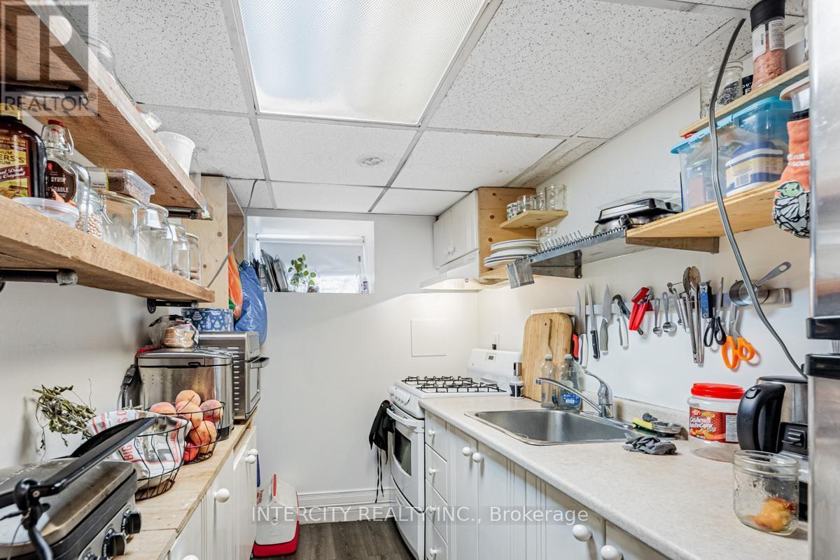 111 Alberta Avenue, Toronto, Ontario  M6H 2S1 - Photo 22 - C12652720