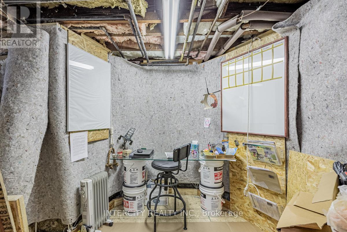 111 Alberta Avenue, Toronto, Ontario  M6H 2S1 - Photo 26 - C12652720