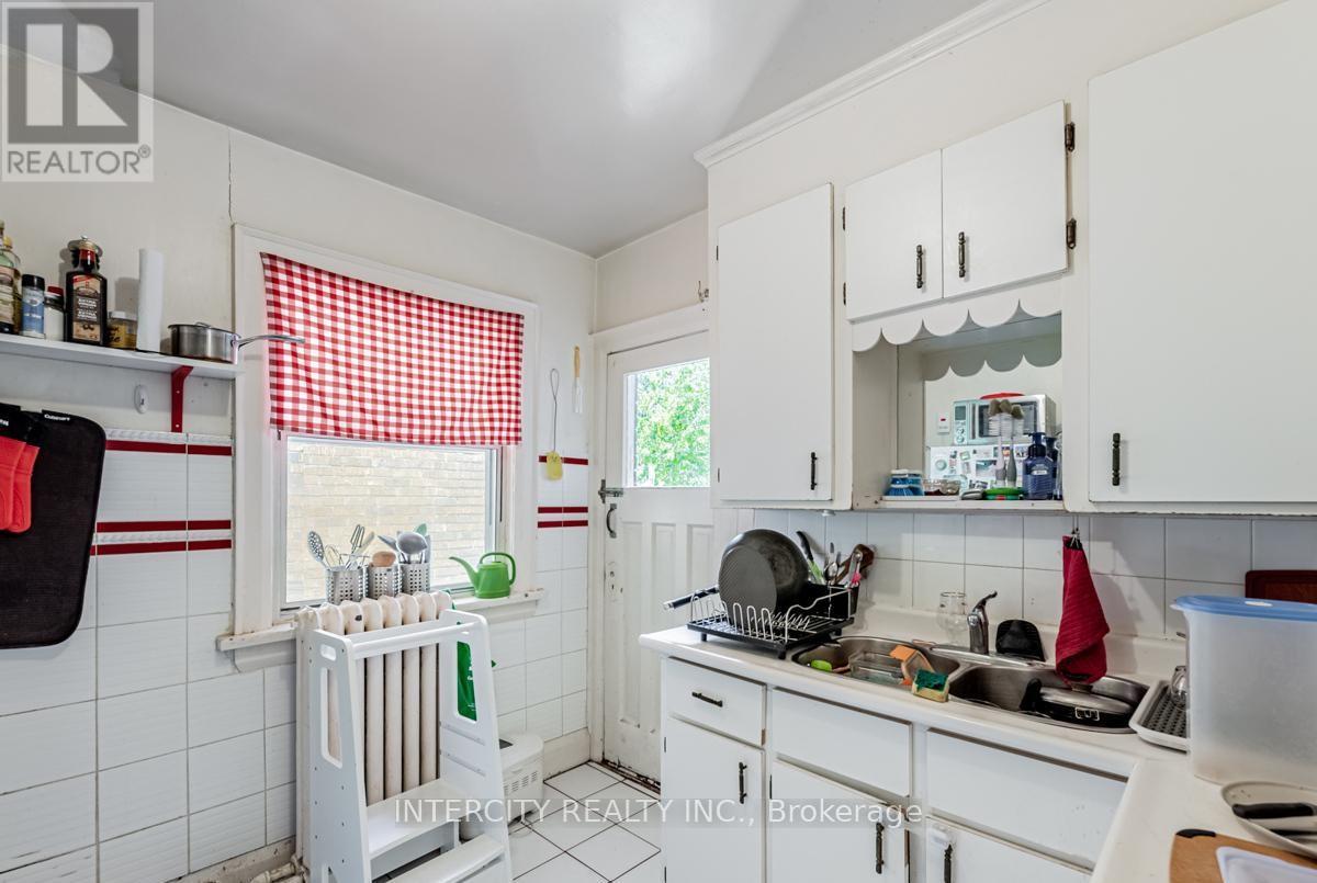 111 Alberta Avenue, Toronto, Ontario  M6H 2S1 - Photo 28 - C12652720