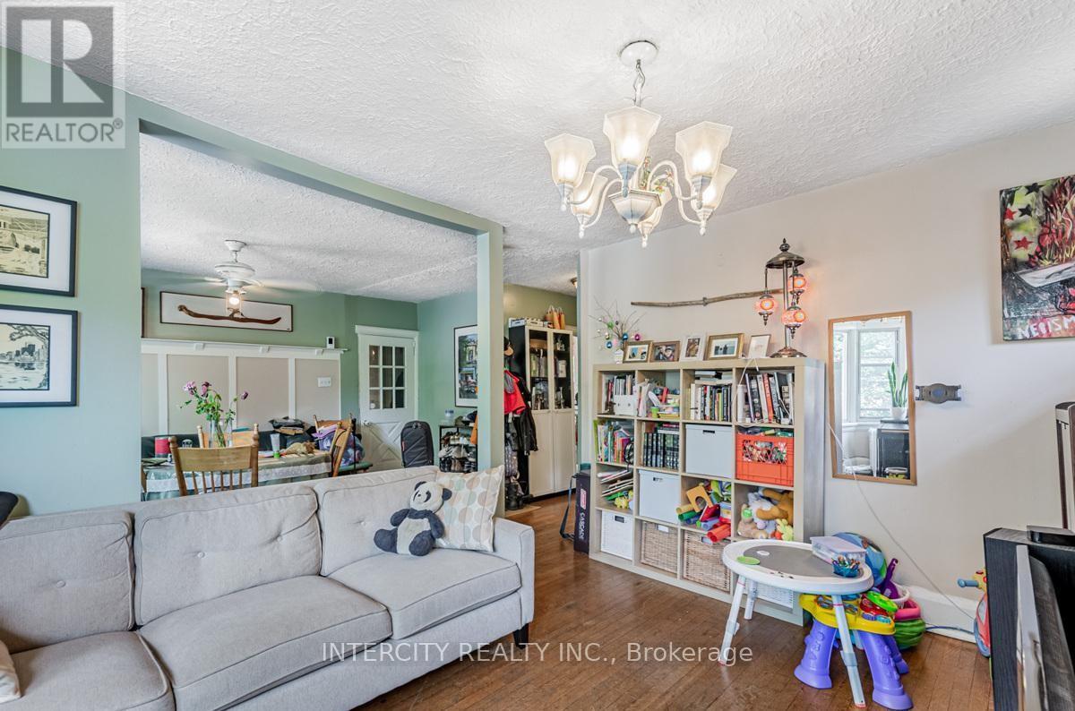 111 Alberta Avenue, Toronto, Ontario  M6H 2S1 - Photo 5 - C12652720