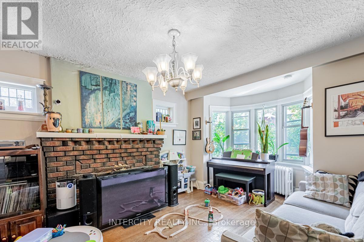 111 Alberta Avenue, Toronto, Ontario  M6H 2S1 - Photo 7 - C12652720